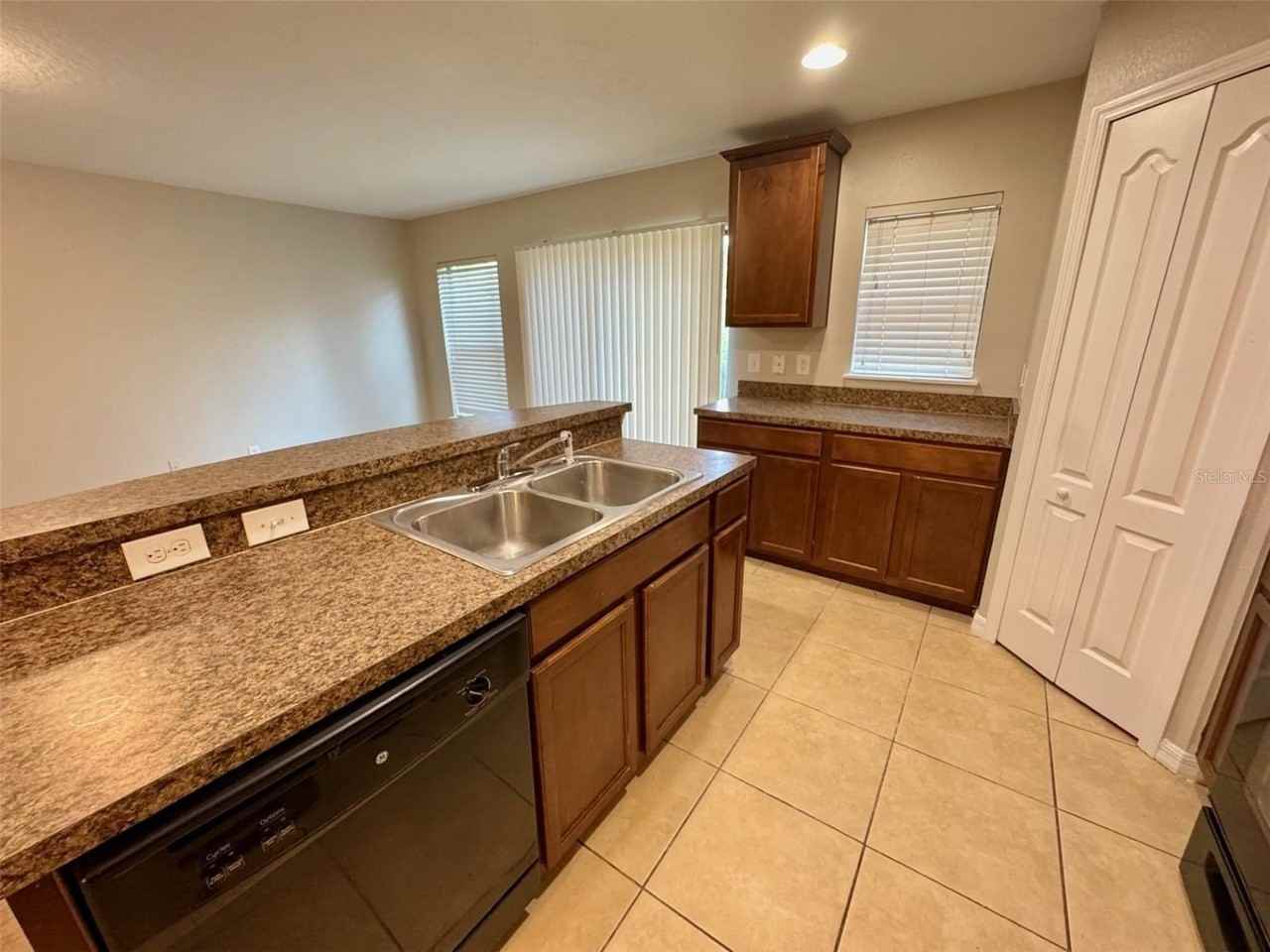 6320 Windsor Lake Cir - Photo 4 of 18