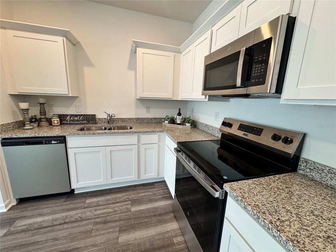 11925 Sylvia St - Photo 2 of 45