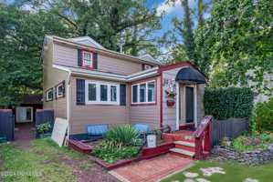 featured image of 32 Woodrow St