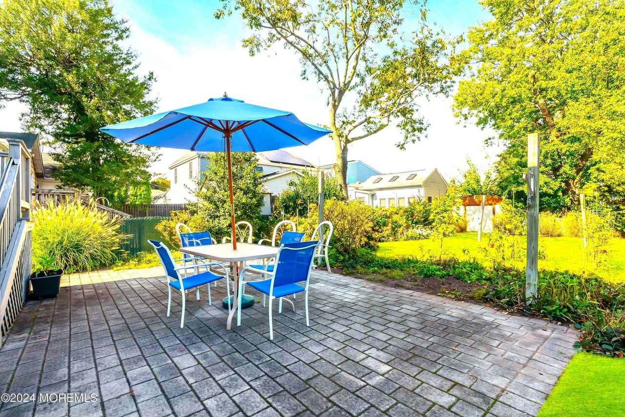 424 Burlington Ave - Photo 5 of 47