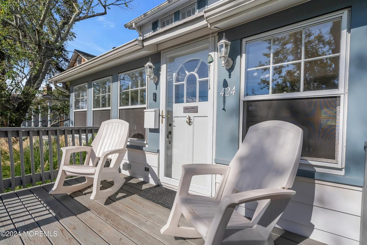 424 Burlington Ave - Photo 7 of 47