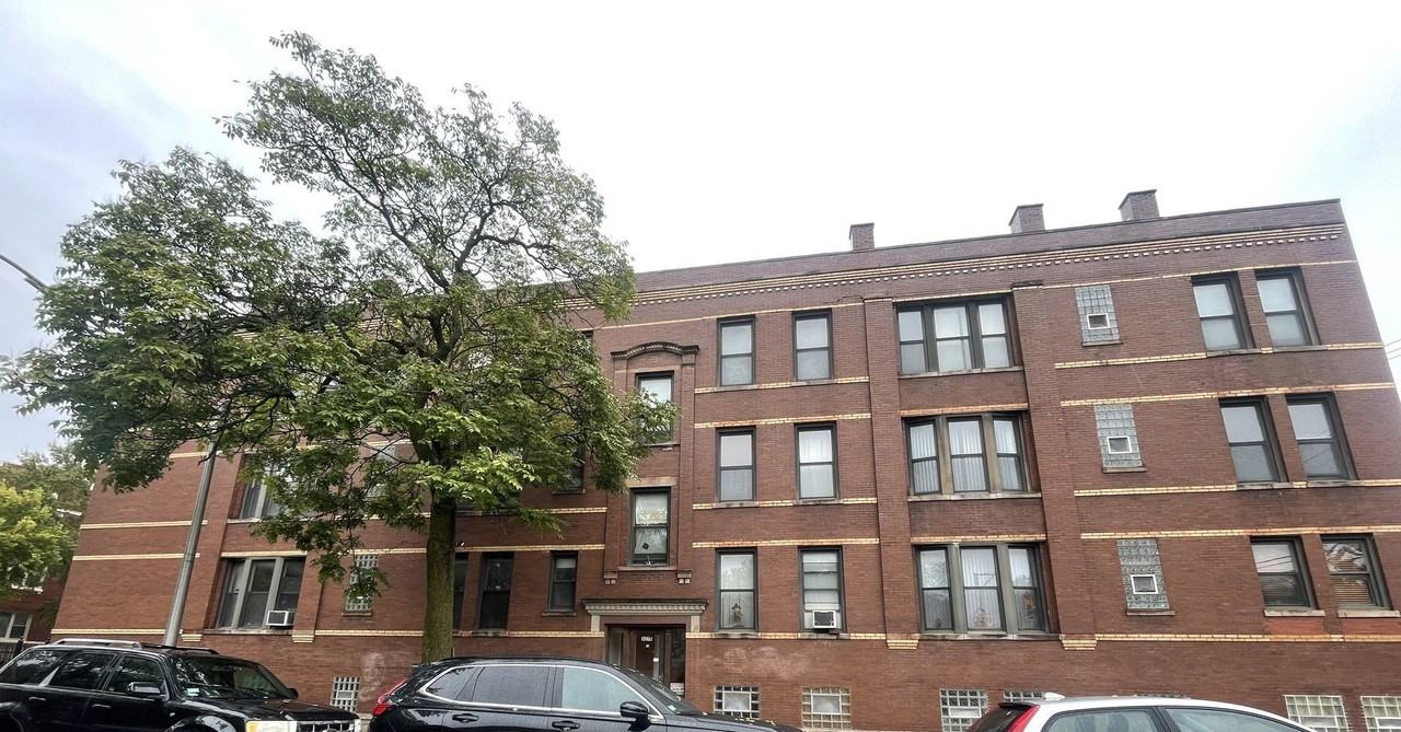 3270 W Dickens Ave #2 - Photo 3 of 15