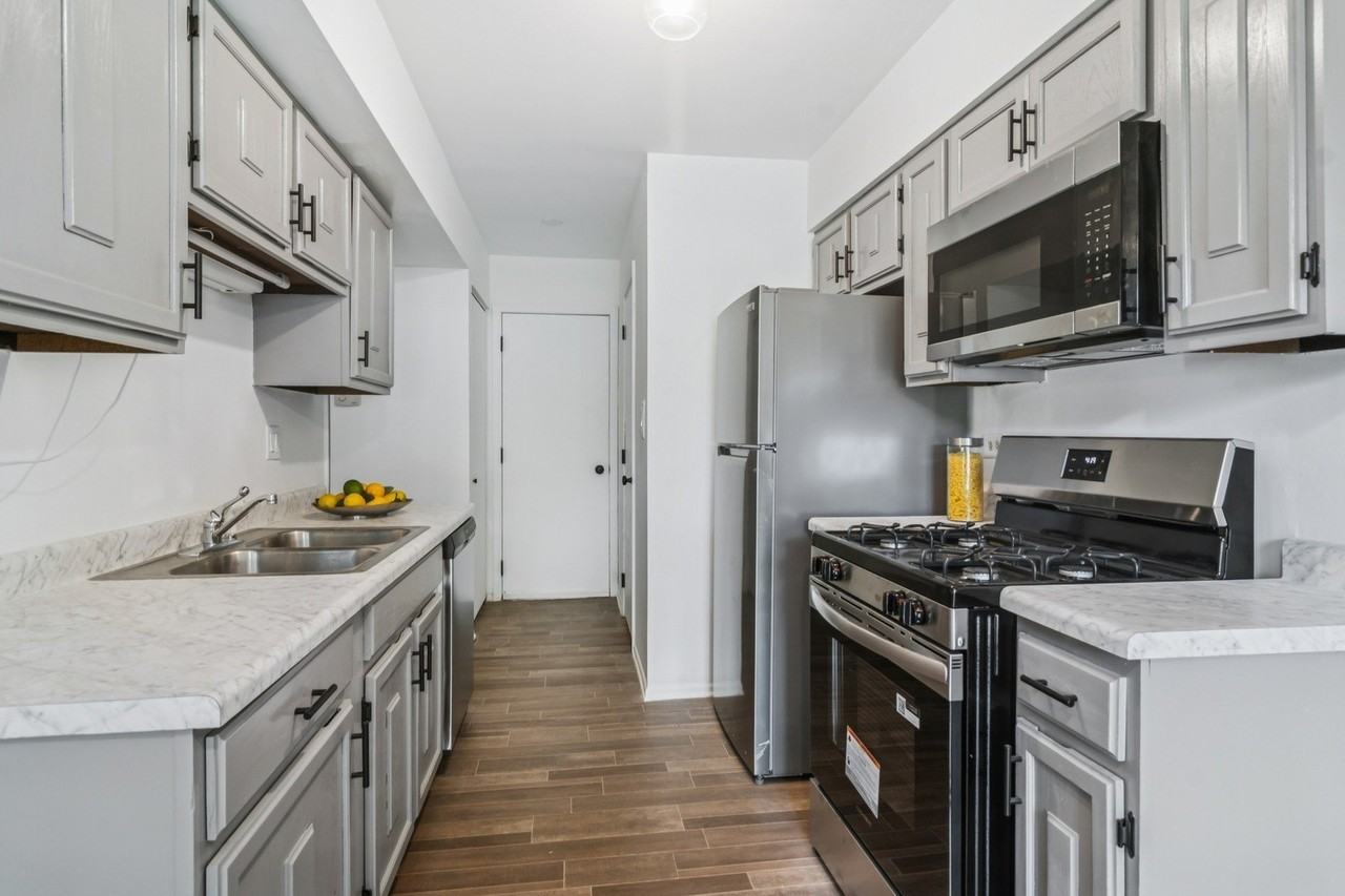 452 Harrison Ct - Photo 4 of 11