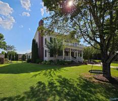 featured image of 3002 Brook Park Dr Se