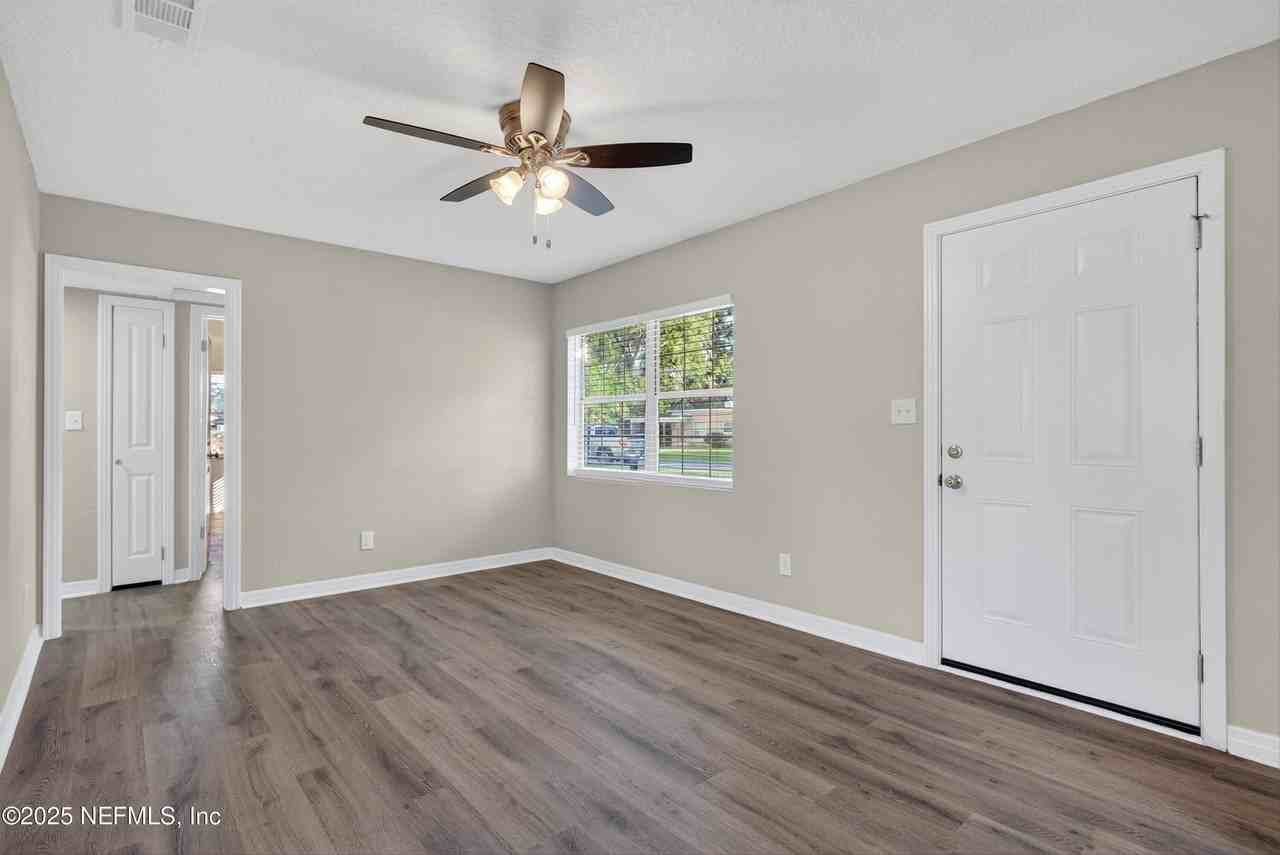 5437 Attleboro St - Photo 4 of 26