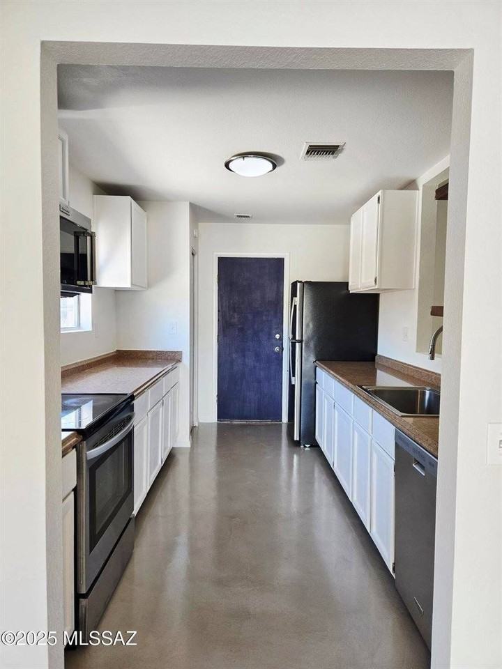 10561 E Elkridge Pl - Photo 5 of 38