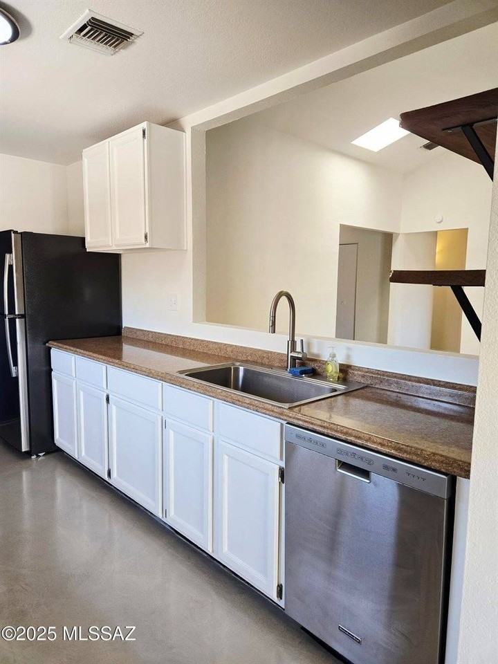 10561 E Elkridge Pl - Photo 7 of 38