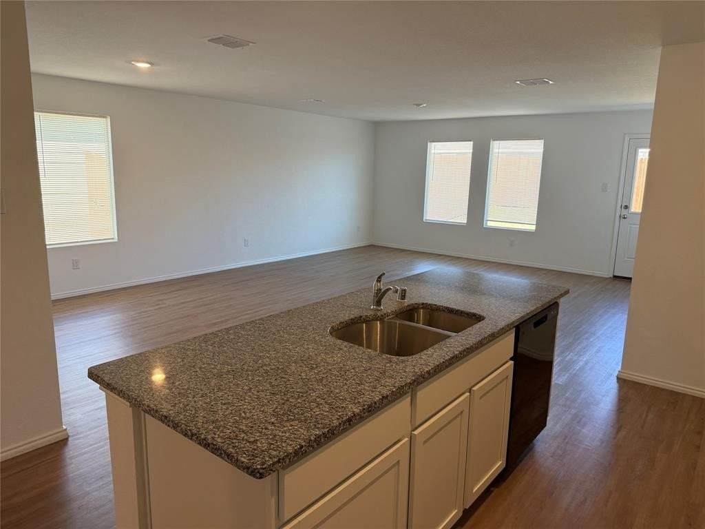 330 Mahogany Ln - Photo 3 of 24