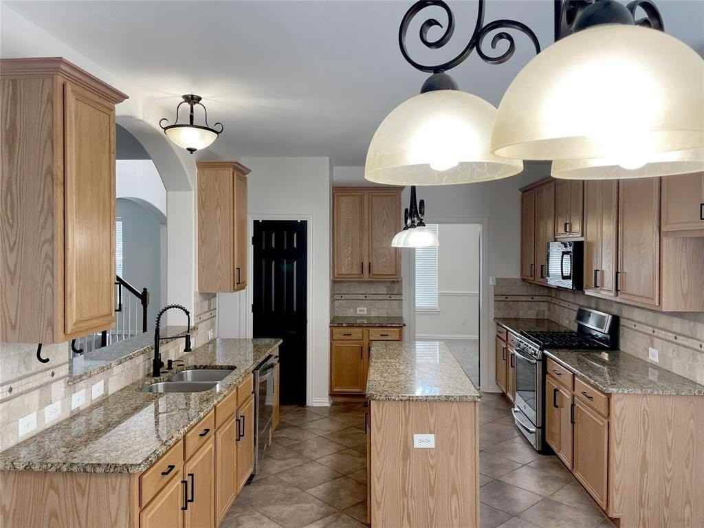 7850 Greenvalley Ln - Photo 6 of 40