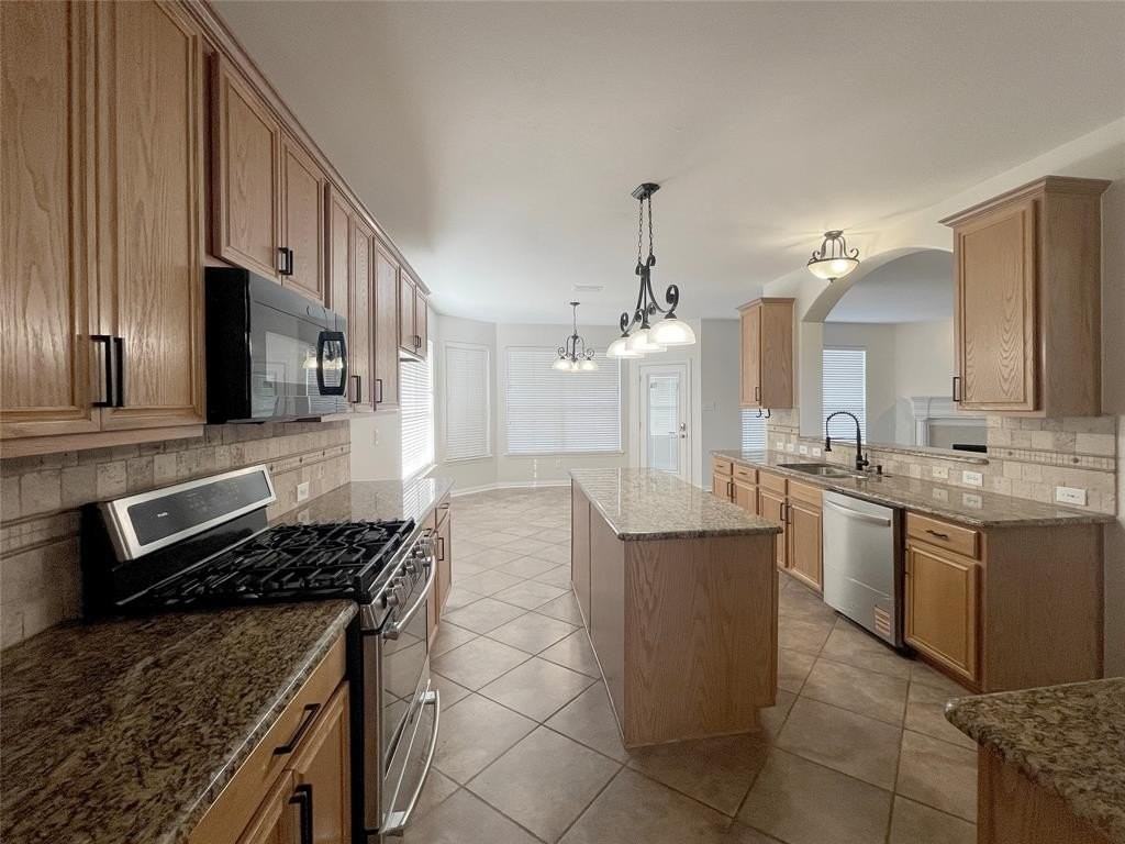 7850 Greenvalley Ln - Photo 7 of 40