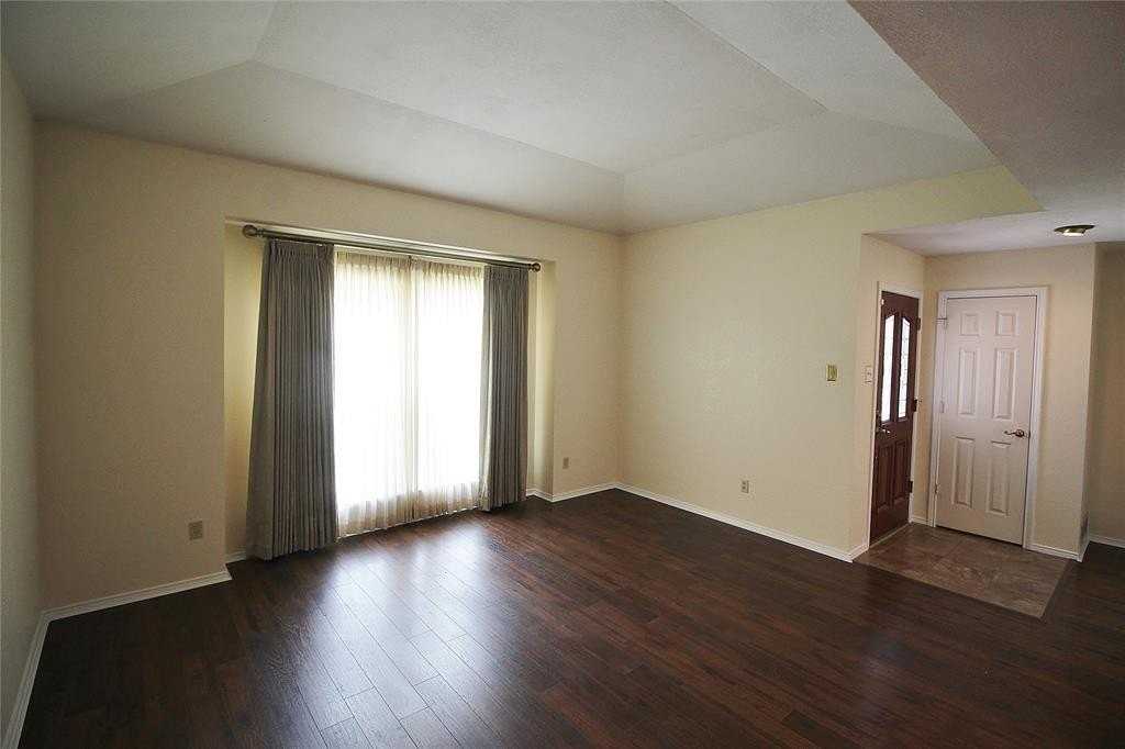 906 Moore Street - Photo 4 of 32