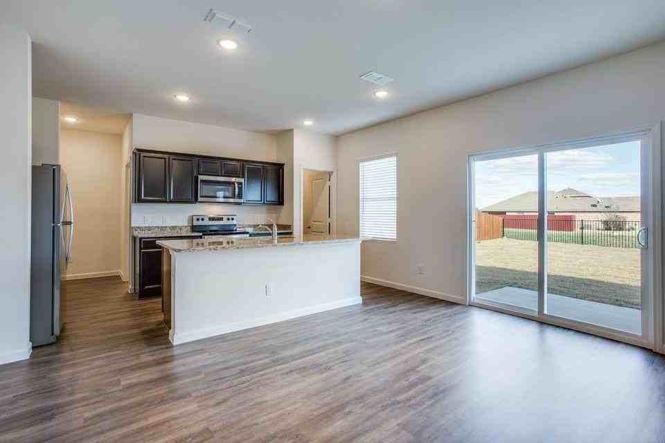 1917 Briar Cove - Photo 2 of 10