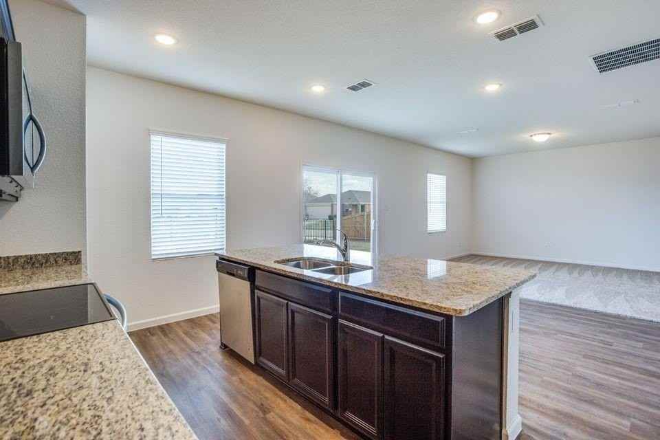 1917 Briar Cove - Photo 3 of 10