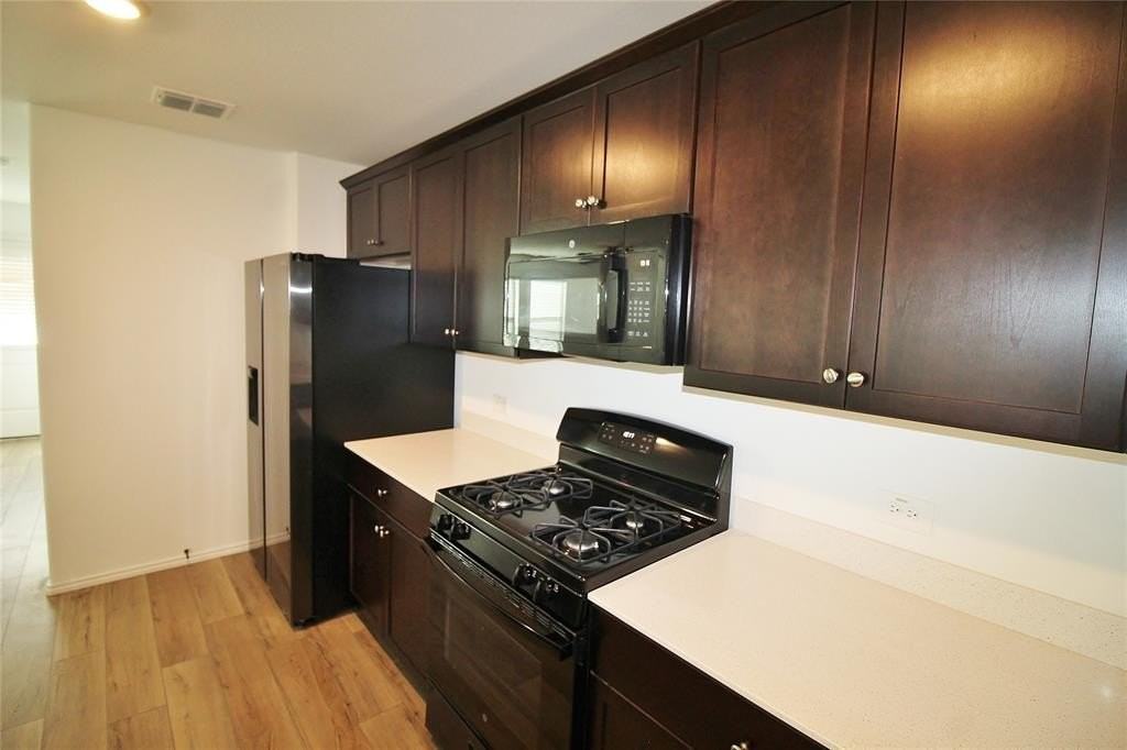 1013 Lady Bird St - Photo 7 of 33