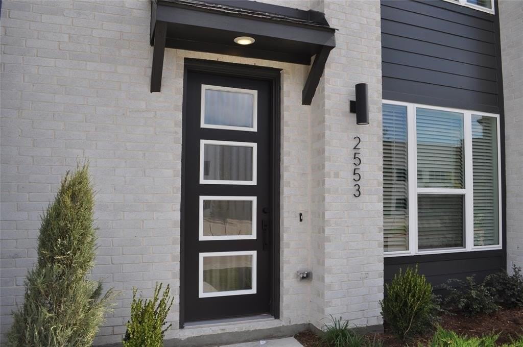 2553 Huxley Mews - Photo 4 of 20