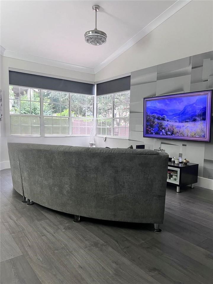 1371 Bayview Cir - Photo 3 of 8