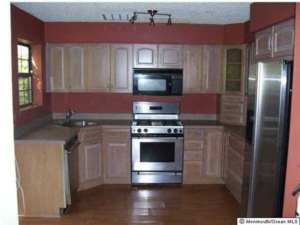 55 Gimbel Pl - Photo 2 of 4