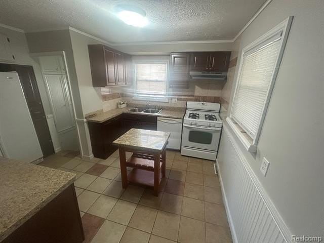 23109 Stauber Ave - Photo 4 of 13