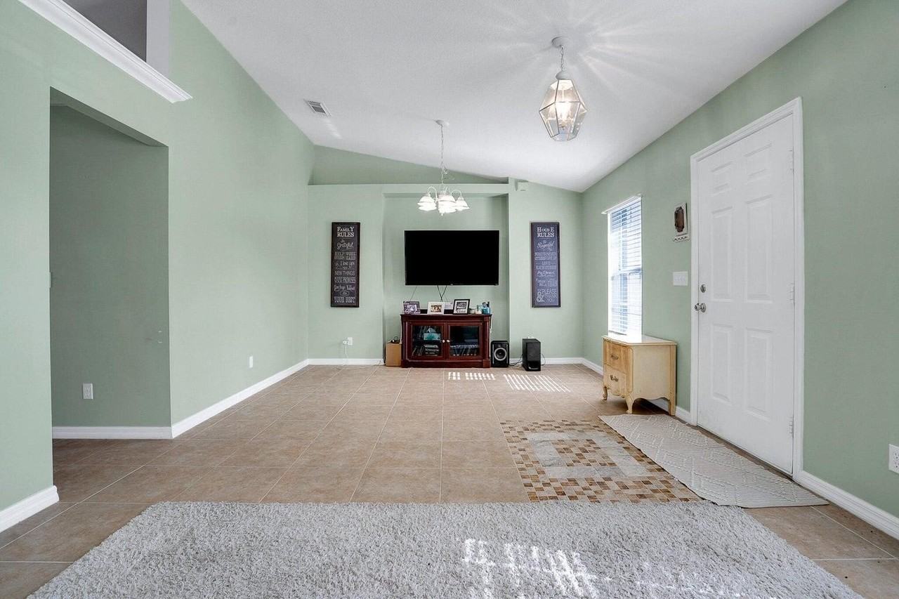 707 Southwest Port Saint Lucie Boulevard - Photo 4 of 21