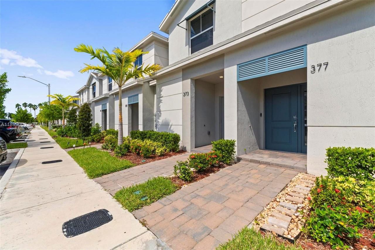 377 E Palm Dr - Photo 2 of 8