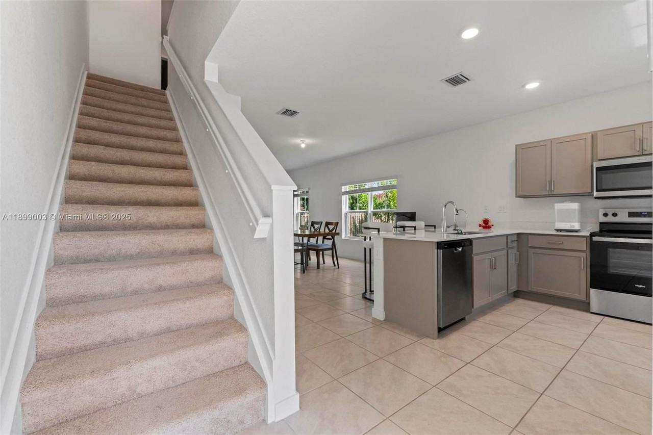 377 E Palm Dr - Photo 3 of 8