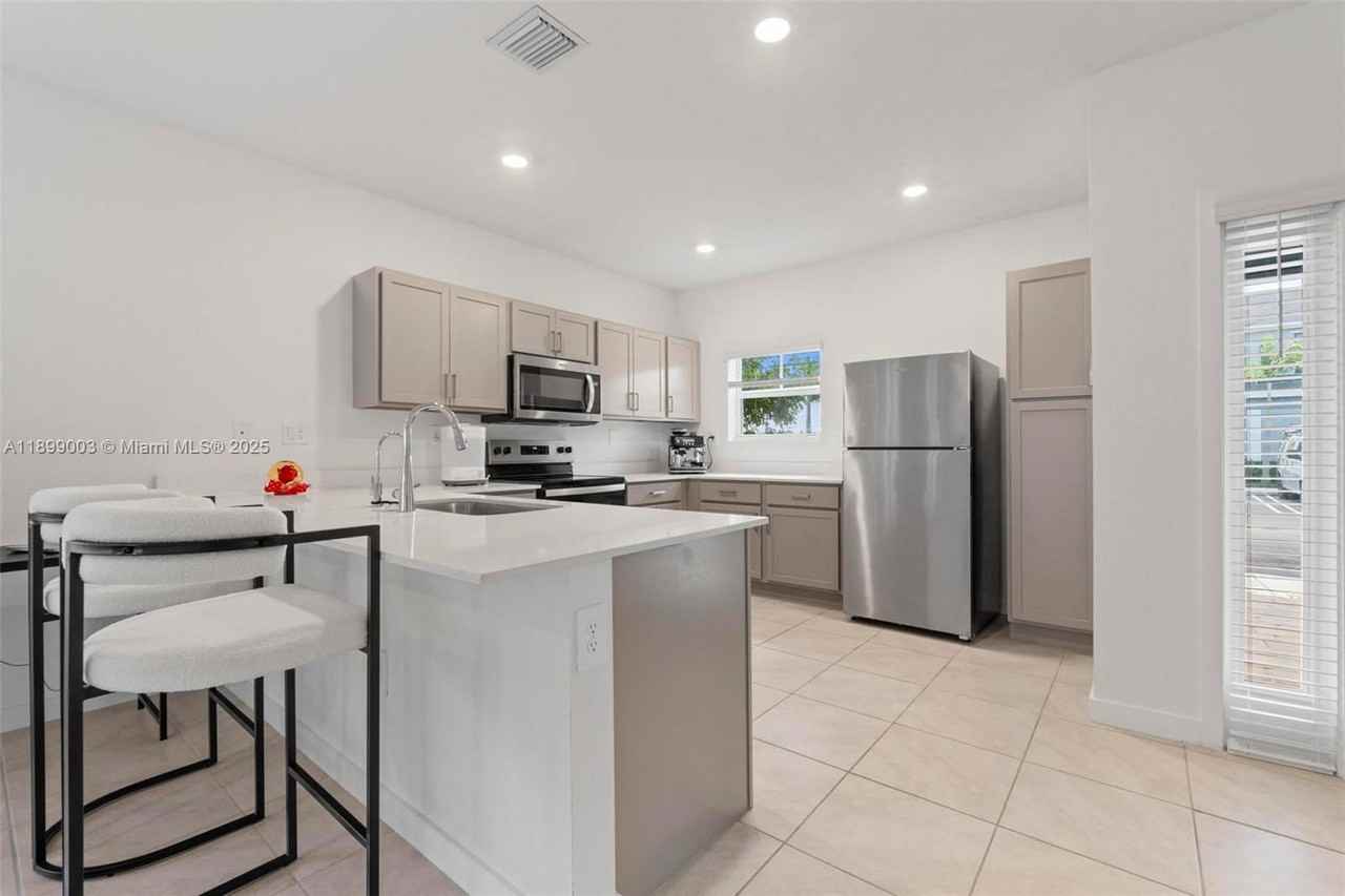 377 E Palm Dr - Photo 4 of 8