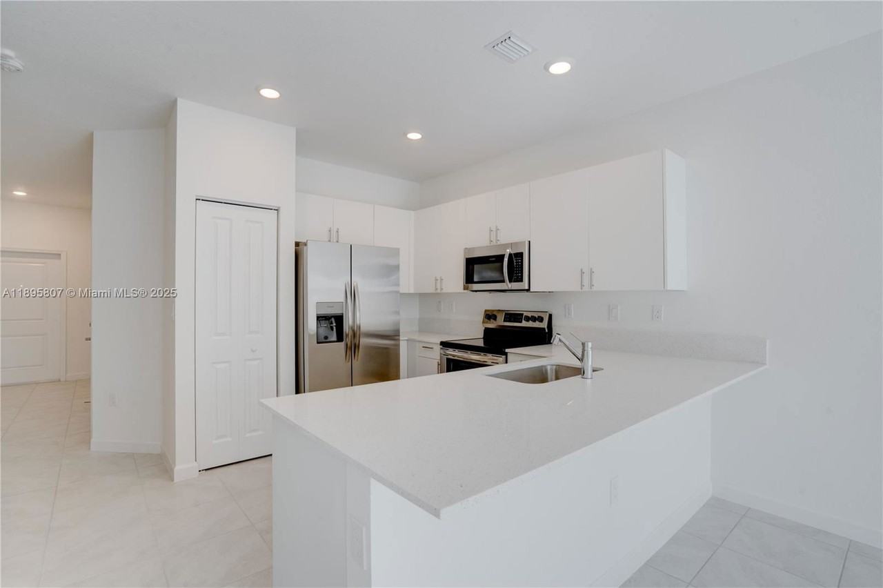 13053 Sw 233rd Ter - Photo 6 of 8