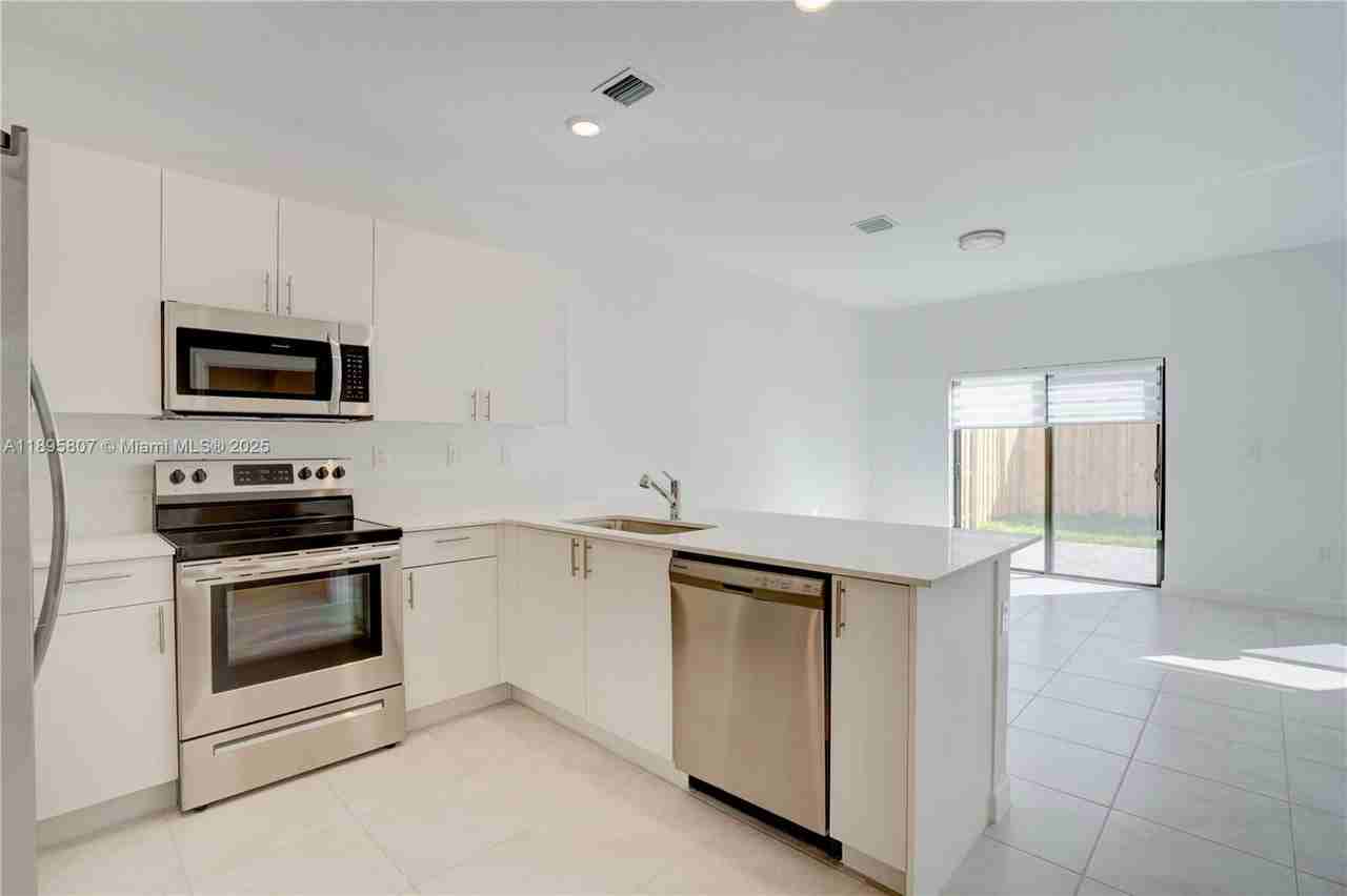 13053 Sw 233rd Ter - Photo 7 of 8