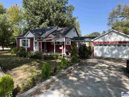 featured image of 1102 E Springhill Dr