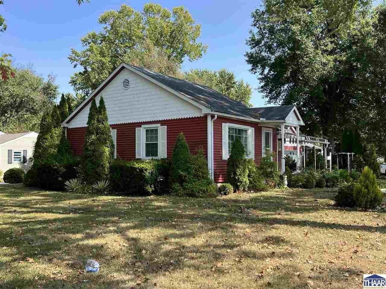 1102 E Springhill Dr - Photo 2 of 16