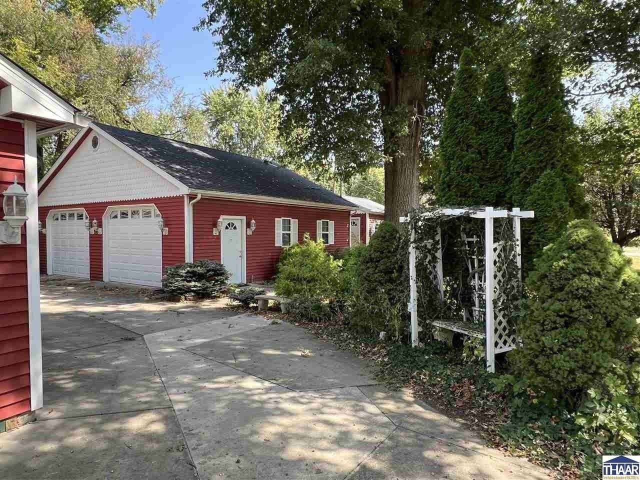 1102 E Springhill Dr - Photo 5 of 16