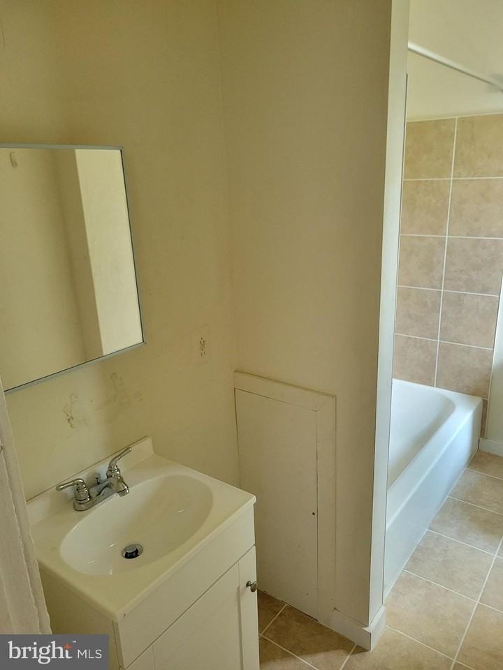 430EAST E High St - Photo 4 of 5