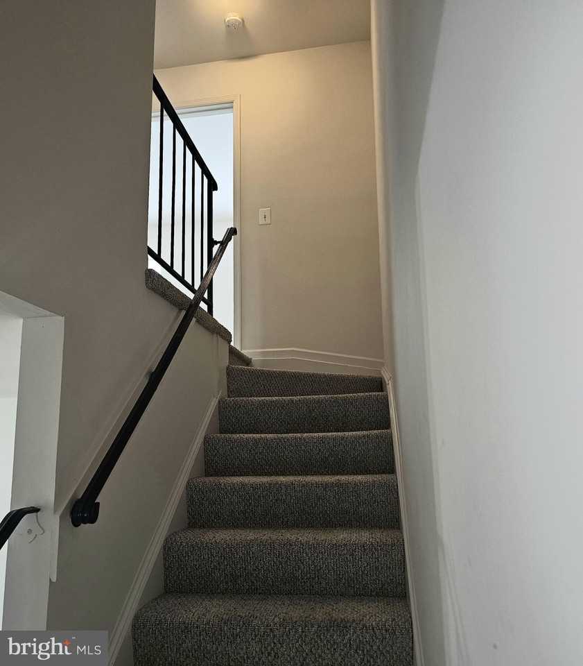 8564 Southlawn Ct - Photo 7 of 16