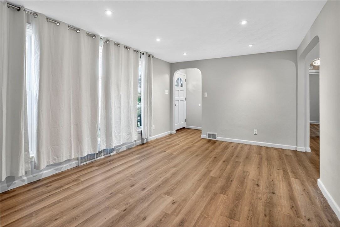 546 Roseland Avenue - Photo 4 of 21