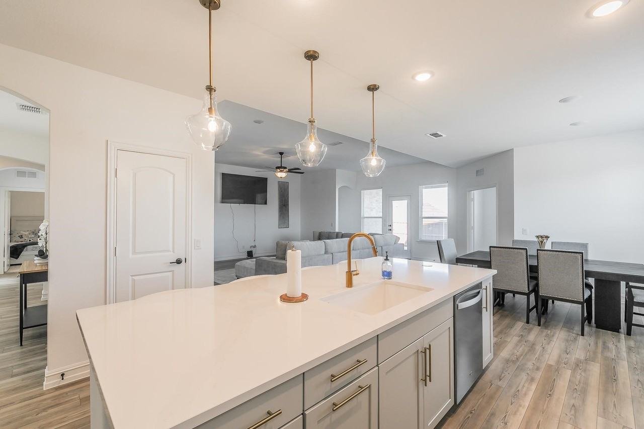 4305 Noble Ln - Photo 7 of 40