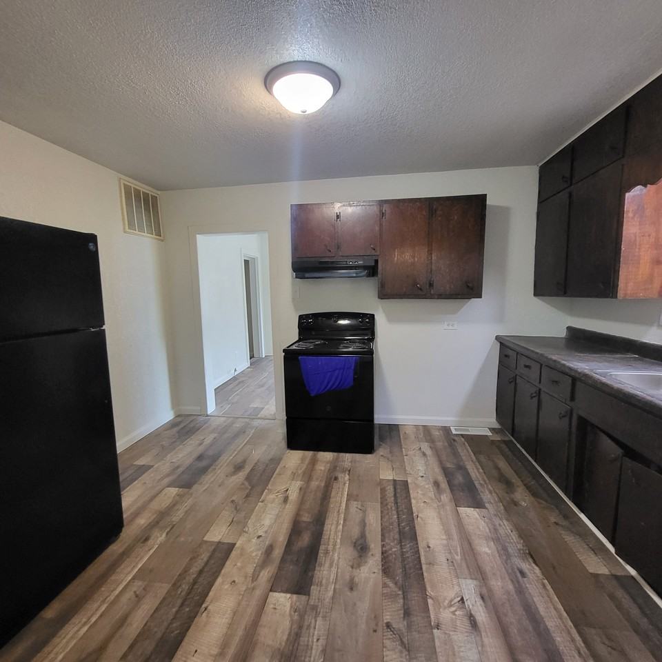 825 Cedar St - Photo 3 of 16