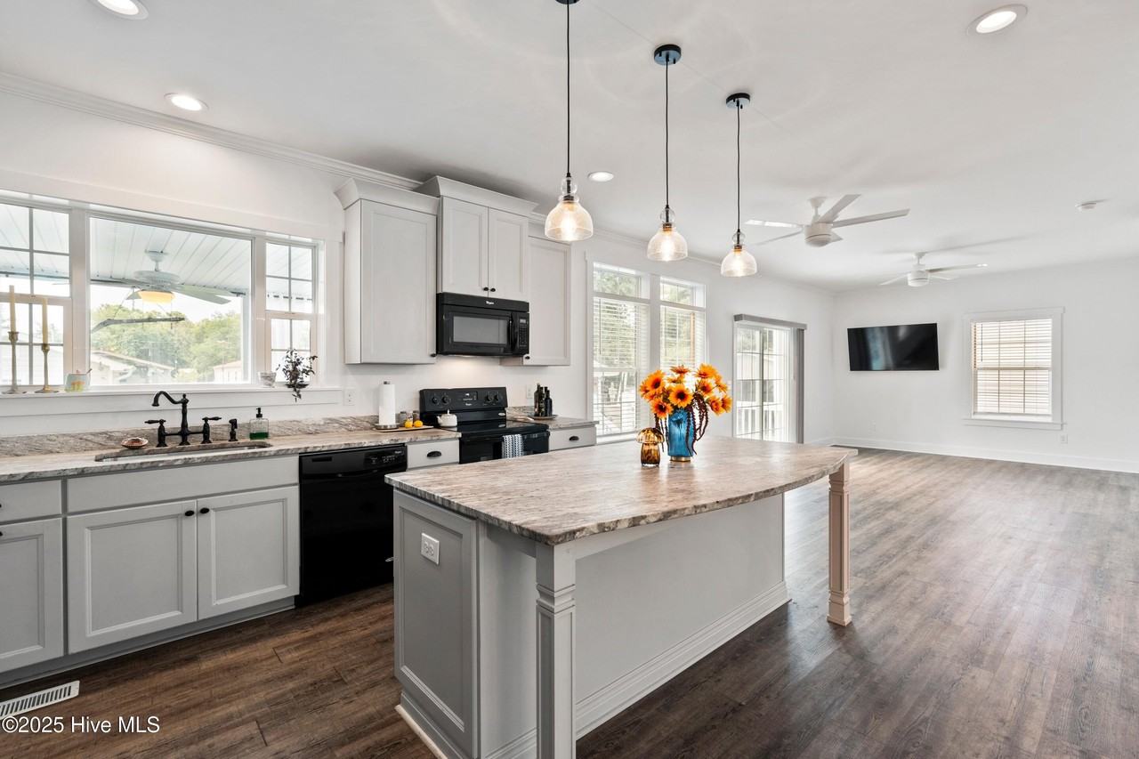 1933 Estate St Sw - Photo 3 of 18