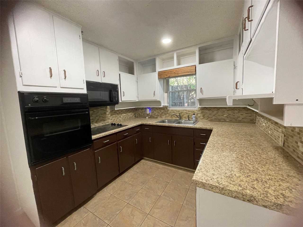 7025 Lowery Ln - Photo 3 of 14