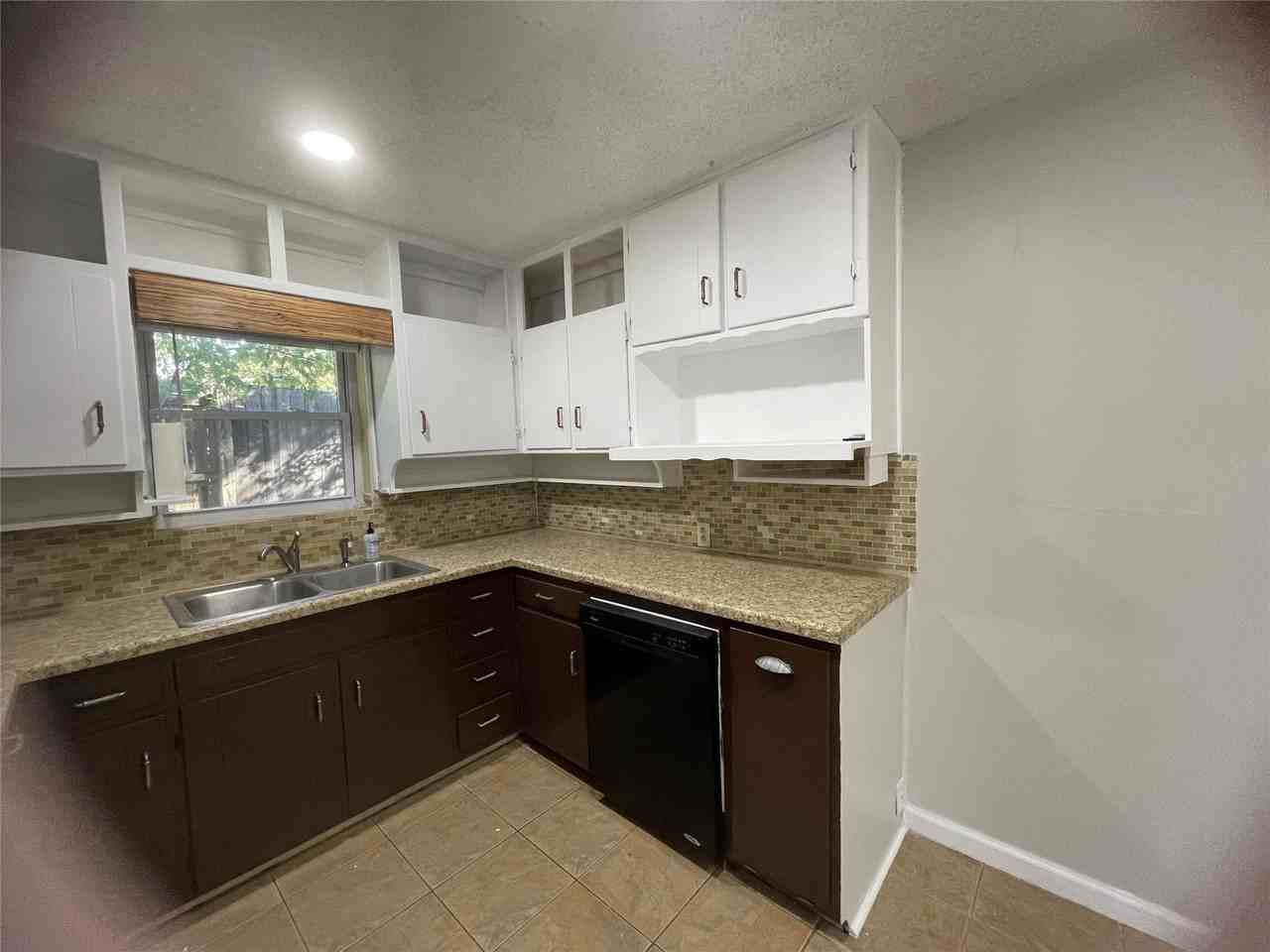 7025 Lowery Ln - Photo 4 of 14