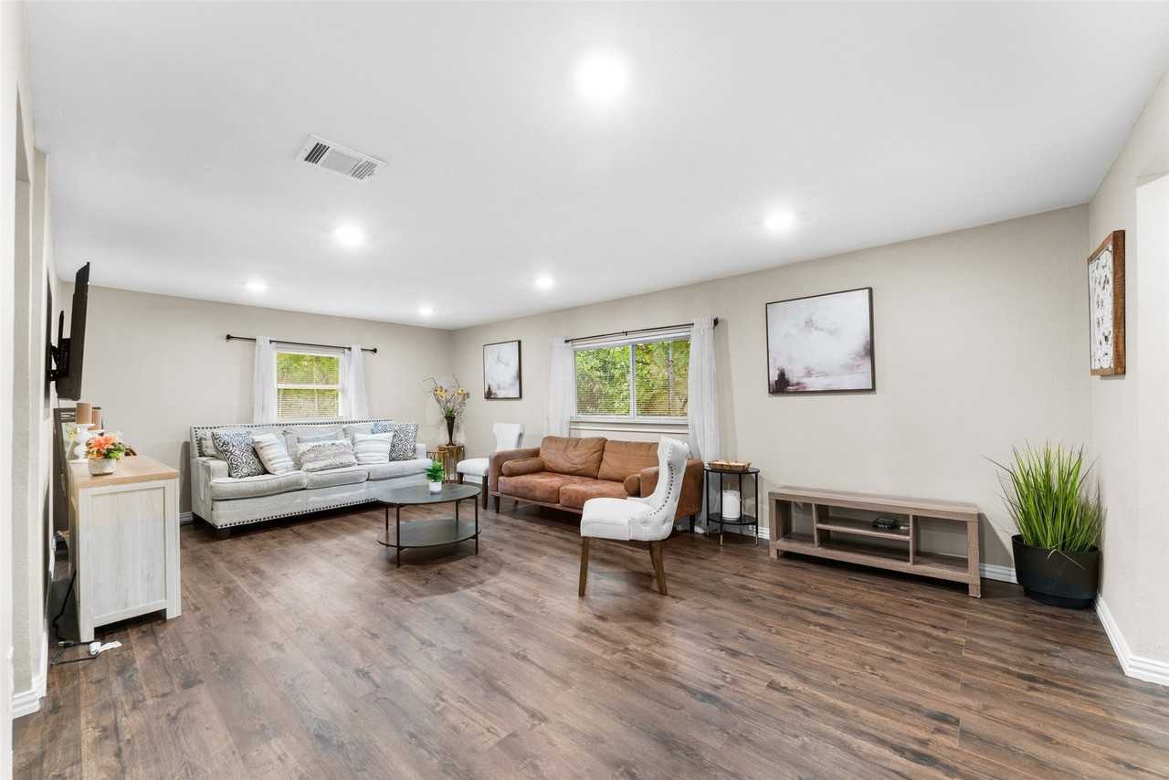 2426 Cloverdale Street - Photo 4 of 16