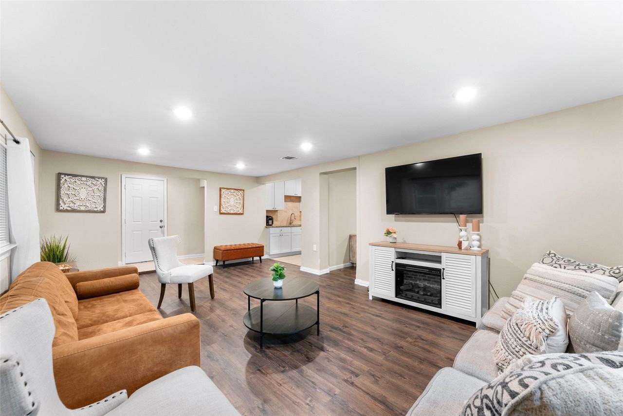 2426 Cloverdale Street - Photo 5 of 16