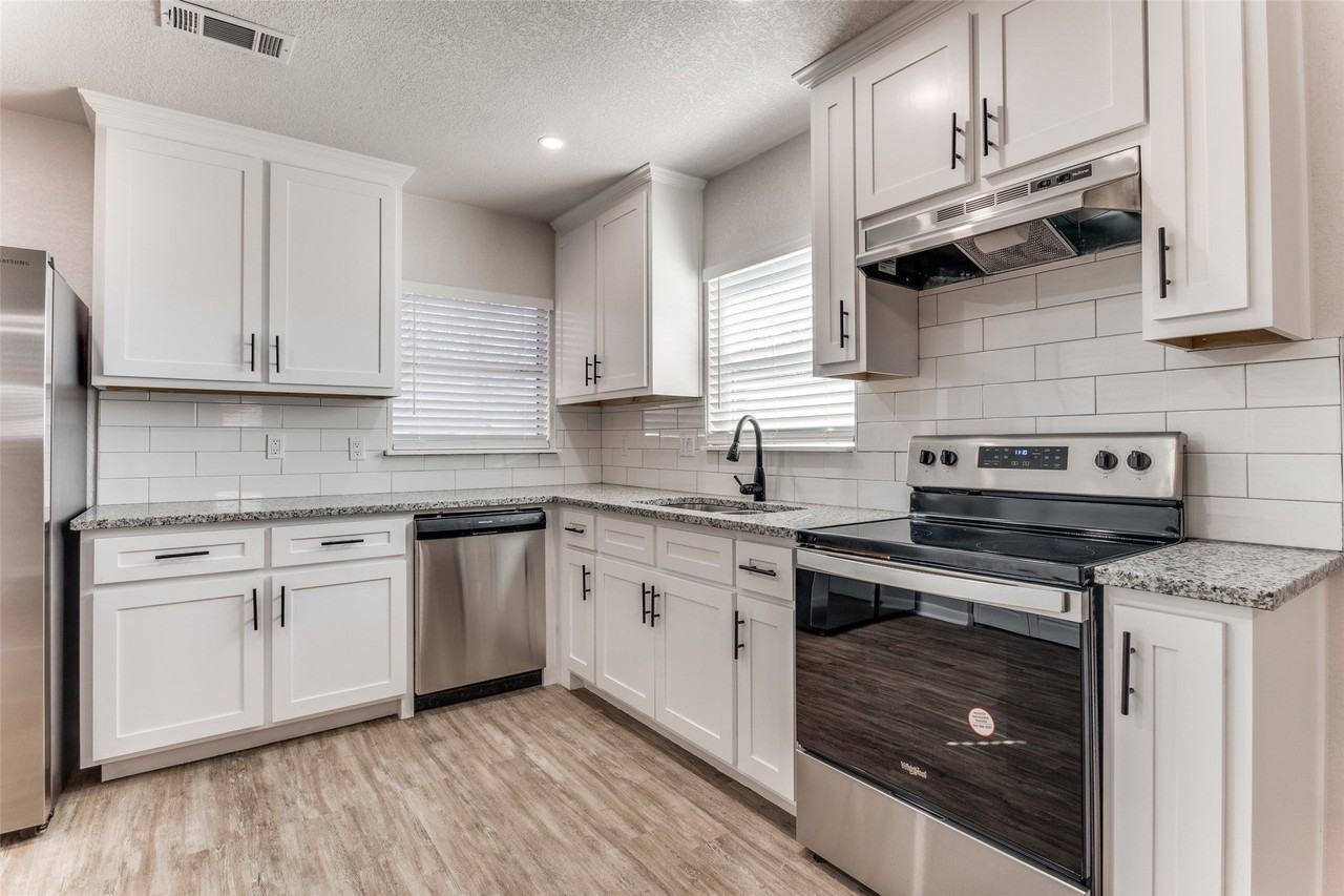 408 W Avenue F - Photo 2 of 11