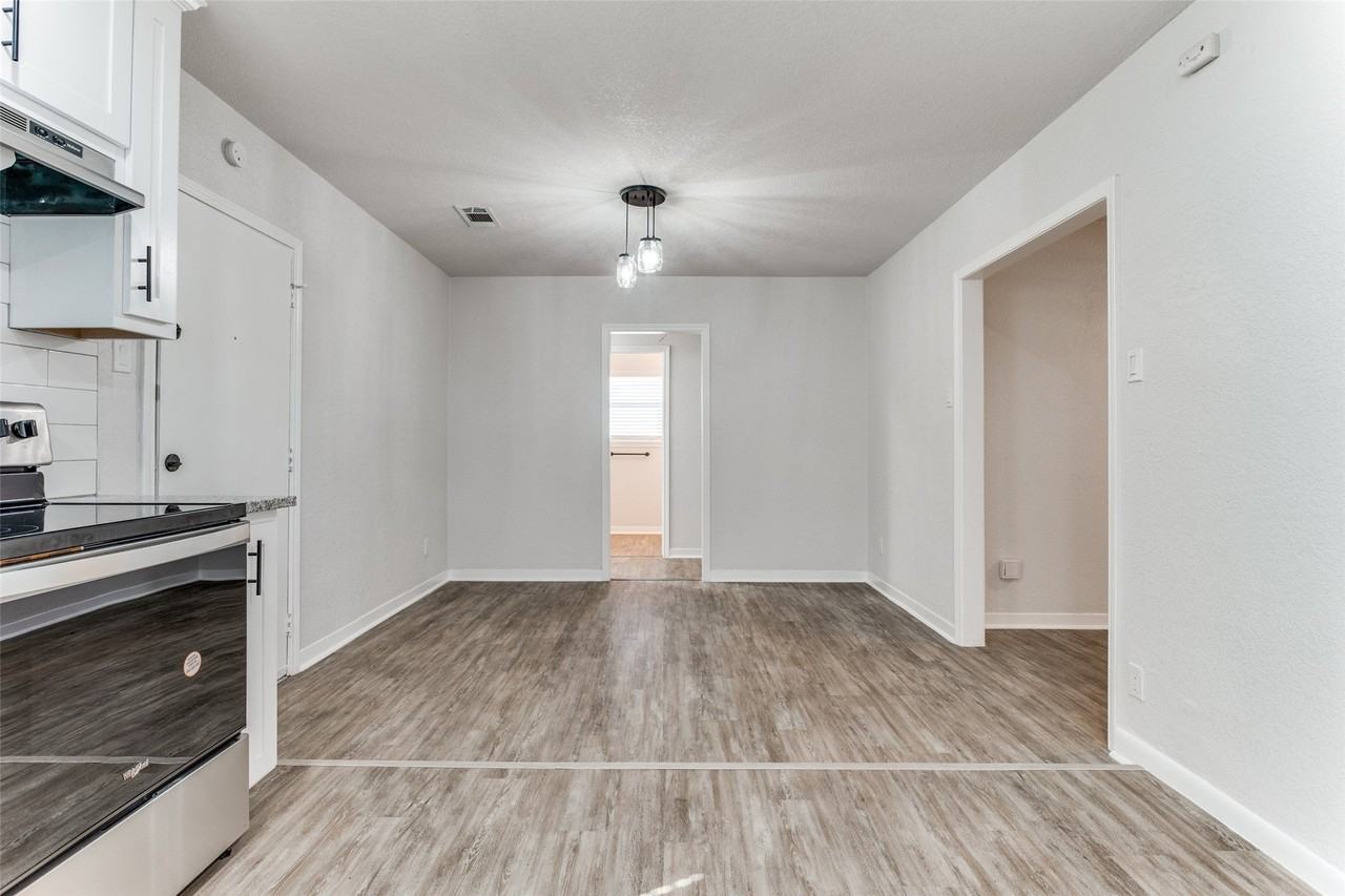 408 W Avenue F - Photo 3 of 11