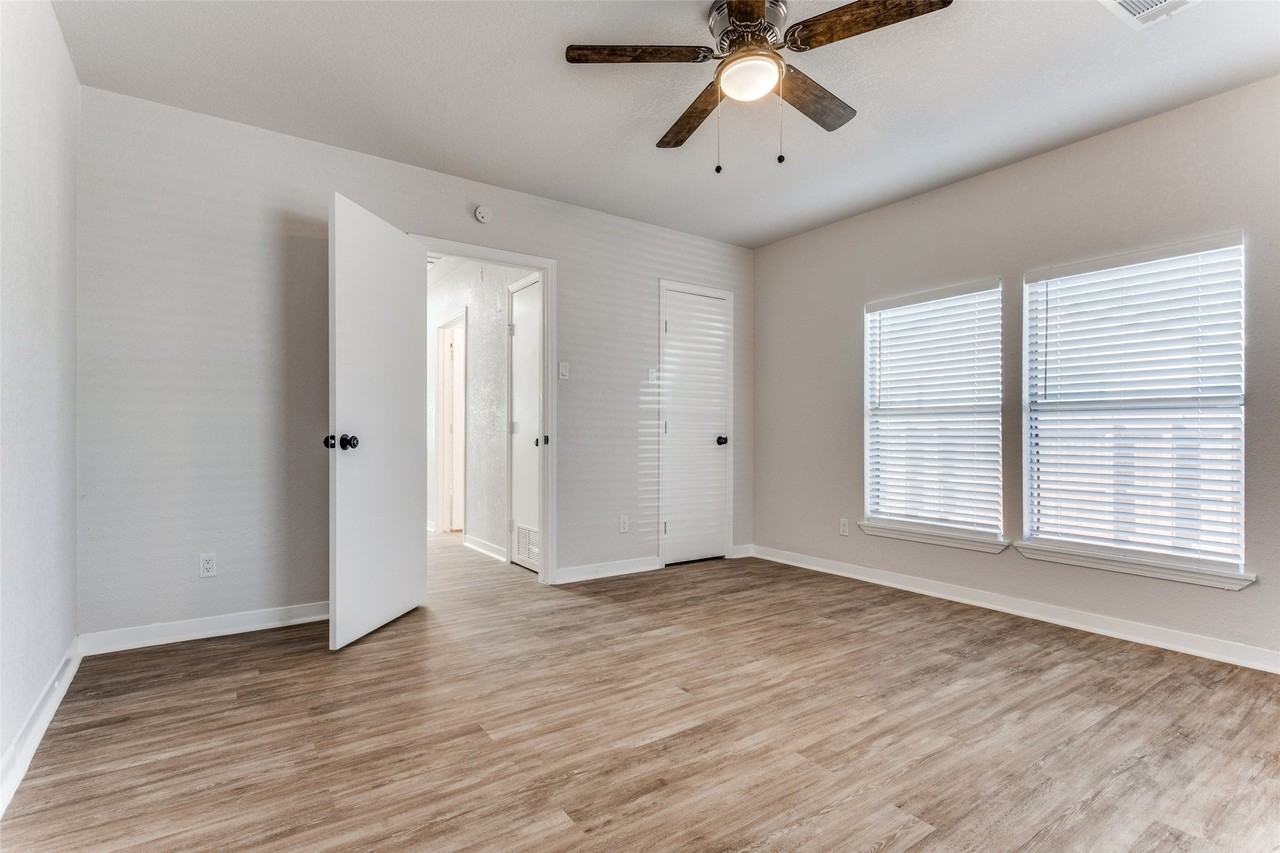 408 W Avenue F - Photo 6 of 11