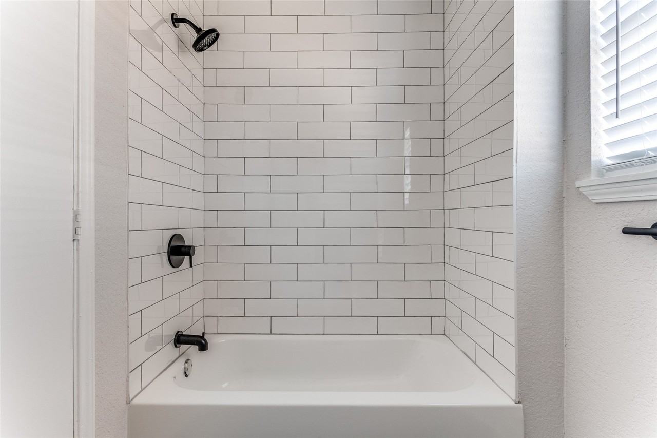 408 W Avenue F - Photo 7 of 11