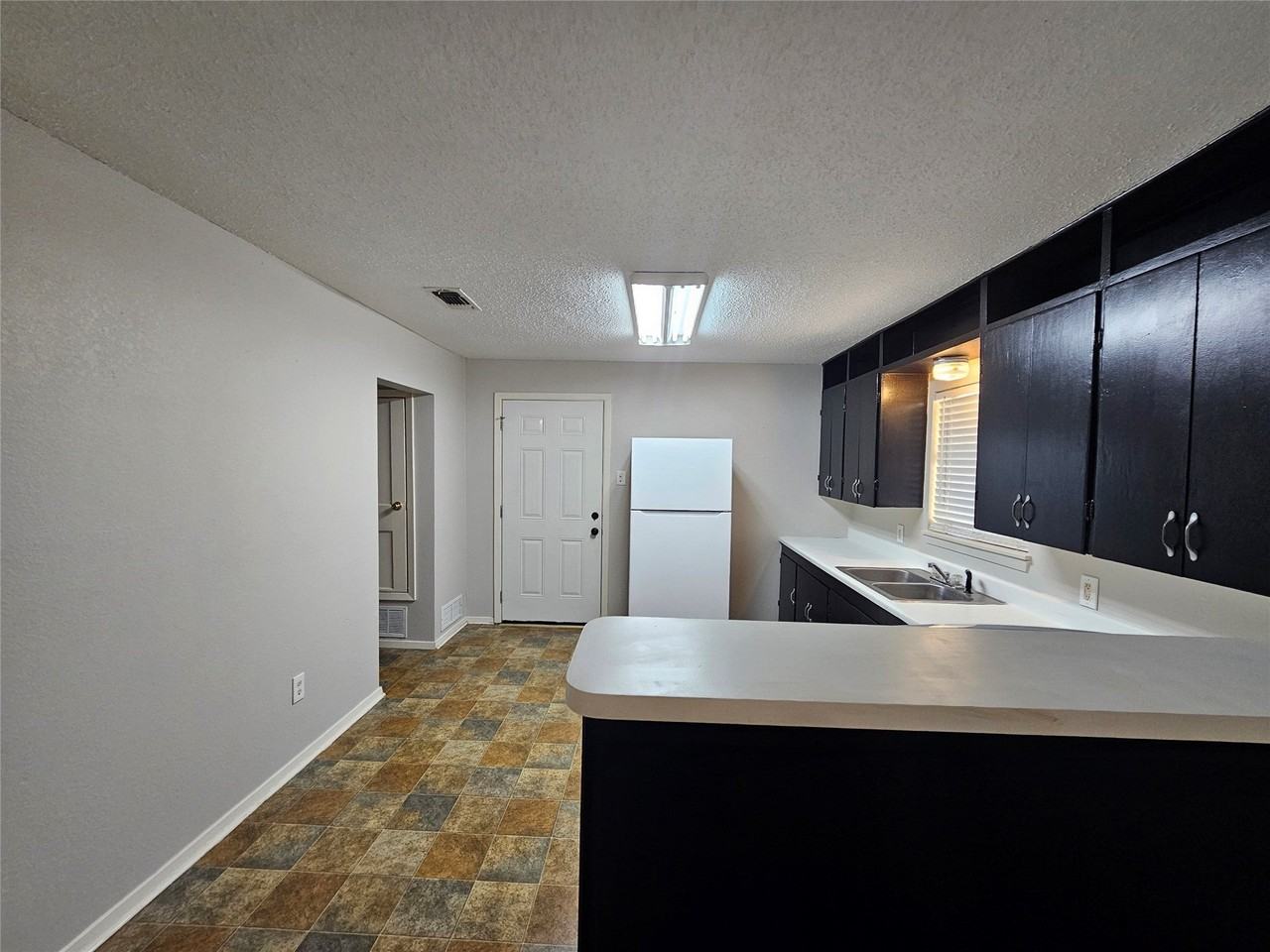 712 Narrow St - Photo 4 of 14