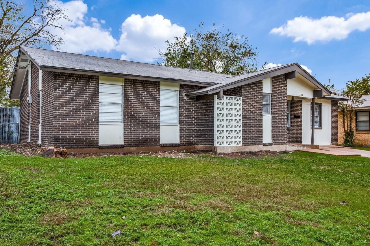 203 North Forest Crest Drive - Photo 2 of 25