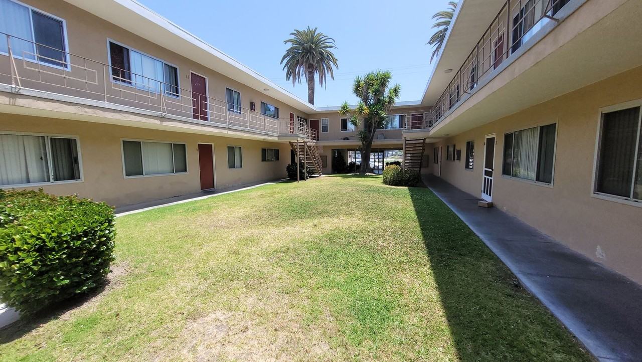14517 S VERMONT AVE GARDENA, CA 90247 - Photo 3 of 40