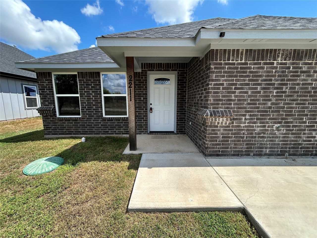 2211 Hercules Dr - Photo 2 of 12