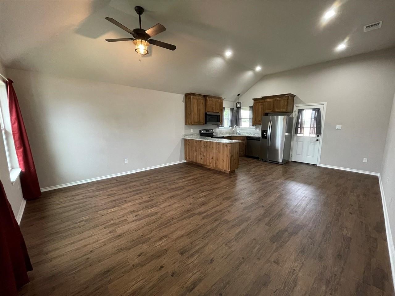 2211 Hercules Dr - Photo 4 of 12